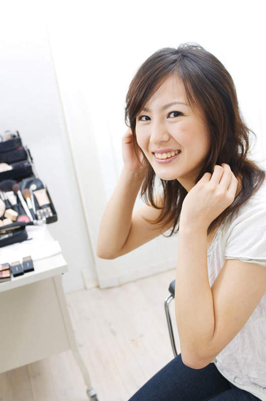 东方人,头发,一个人,坐,举,笑,摸,微笑,露齿笑,竖图,俯视,室内,白天,化妆,美容,亚洲,仅一个年轻女性,仅一个女性,仅一个人,许多,抚摸,护肤,服装,美白,注视,休闲装,黄种人,衣服,白色,黑色,化妆品,观察,看,清洁,托,保养,享受,休闲,休闲服,放松,去角质,保健,服饰,观看,保湿,察看,滋润,护肤品,化妆间,关注,去死皮,舒缓,养颜,去污,控油,紧肤,嫩肤,祛痘,去痘,祛角质,抗衰,再生,增白,补水,祛斑,抗皱,防皱,除皱,去皱,年轻女性,女人,女性,亚洲人,长发,触摸,接触,举起,举手,举着,抬头,向上举,向上伸,向上托,仰头,坐着,半身,彩图,高角度拍摄