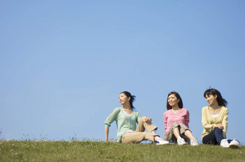 东方人,头发,三个人,伙伴,朋友,坐,笑,摸,微笑,露齿笑,横图,室外,白天,正面,旅游,度假,友谊,草地,草坪,植物,亚洲,一排,撑,抚摸,阴影,服装,整齐,光线,影子,云,云朵,云彩,注视,休闲装,黄种人,娱乐,草,排列,衣服,粉色,黄色,蓝色,绿色,黑色,白云,蓝天,天空,阳光,天,观察,看,享受,休闲,休闲服,放松,服饰,观看,察看,撑着,队列,关注,友情,年轻女性,女人,女性,亚洲人,长发,触摸,接触,坐着,彩图,全身