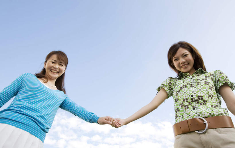 东方人,头发,两个人,家庭,母亲,女儿,站,握手,笑,摸,微笑,露齿笑,横图,室外,白天,仰视,旅游,度假,亚洲,抚摸,阴影,服装,光线,影子,云,云朵,云彩,注视,休闲装,黄种人,娱乐,衣服,黄色,蓝色,绿色,灰色,白云,蓝天,天空,阳光,天,低头,观察,看,站着,享受,休闲,温暖,温馨,母女,一家人,休闲服,放松,母爱,服饰,观看,和睦,察看,关注,老年女性,年轻女性,女人,女性,亚洲人,触摸,接触,拉手,手拉手,手握手,站立,半身,彩图,低角度拍摄,融洽