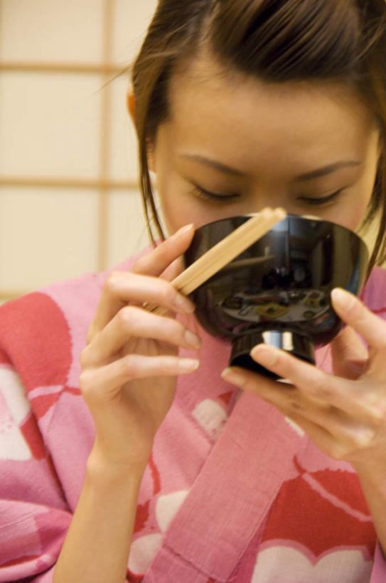 东方人,头发,一个人,客厅,坐,闭眼,捧,摸,竖图,室内,白天,正面,民族服装,筷子,门,餐具,亚洲,仅一个年轻女性,仅一个女性,仅一个人,一双,抚摸,握,花纹,和服,方格,图案,墙,汤,拿,拿着,黄种人,文化,传统,墙壁,墙面,红色,黑色,门框,低头,握着,服饰,礼节,起居室,礼仪,吴服,唐草,唐花,唐锦,一碗,年轻女性,女人,女性,亚洲人,长发,进餐用具,闭眼睛,闭着眼,闭着眼睛,触摸,端,端着,接触,捧着,手捧,坐着,半身,彩图,传统服装,民俗服