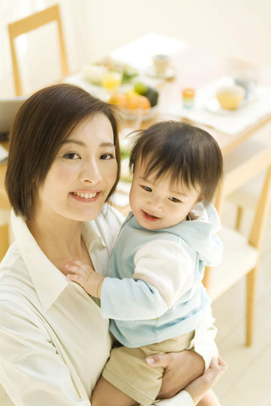 东方人,儿童,头发,两个人,家庭,母亲,女儿,客厅,站,抱,笑,微笑,露齿笑,竖图,俯视,室内,白天,纯洁,餐桌,桌子,柑橘,水果,椅子,亚洲,一堆,许多,握,阴影,堆叠,堆积,服装,新鲜,光线,影子,木椅,墙,生食,食品,果实,拿,拿着,注视,休闲装,黄种人,墙壁,墙面,食物,小孩,衣服,白色,黑色,阳光,观察,看,站着,休闲,温暖,温馨,母女,一家人,休闲服,可爱,母爱,童年,童趣,握着,服饰,有机食品,绿色食品,餐台,抱着,观看,堆,和睦,察看,起居室,搂着,关注,童真,烂漫,无邪,酸橙,天真,年轻女性,女孩,女人,女性,亚洲人,孩子,年轻人,长发,橘子,桔子,橙子,橙,怀抱,搂,搂抱,相抱,拥抱,站立,半身,彩图,高角度拍摄,融洽,女生