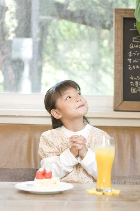 点心,东方人,儿童,头发,一个人,坐,笑,摸,微笑,露齿笑,竖图,室内,白天,正面,下午茶,纯洁,植物,窗户,落地窗,草莓,浆果,水果,亚洲,仅一个女性,仅一个人,一块,抚摸,阴影,服装,新鲜,光线,影子,墙,生食,食品,果实,一杯,扭头,注视,休闲装,黄种人,玻璃窗,墙壁,墙面,树,树木,食物,糕点,小孩,衣服,黄色,红色,绿色,白色,黑色,阳光,自然,观察,看,转头,仅一个小孩,休闲,休闲服,可爱,童年,童趣,服饰,有机食品,绿色食品,生长,成长,观看,察看,关注,橘子汁,童真,烂漫,无邪,天真,女孩,女人,女性,亚洲人,孩子,洋莓,水果皇后,红莓,地莓,触摸,接触,坐着,半身,彩图,蛋糕,女生