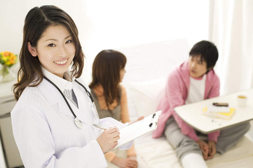 东方人,头发,三个人,家庭,夫妻,伙伴,朋友,病人,医院,站,坐,笑,微笑,露齿笑,横图,俯视,室内,白天,爱情,友谊,床,亚洲,写,服装,笔,材料,档案,文件,办公用品,床单,浪漫,扭头,注视,休闲装,黄种人,被子,相视,文具,一个,衣服,粉色,黑色,听诊器,学习用品,资料,观察,记录,看,站着,转头,休闲,温暖,温馨,一家人,面对面,休闲服,恩爱,恋人,服饰,单人床,单个,观看,对视,文具用品,一支,和睦,察看,医疗设备,被单,关注,文档,相对,医疗机构,相看,友情,男人,男性,年轻男性,年轻女性,女人,女性,亚洲人,长发,夫妇,情侣,患者,就医者,抬头,仰头,站立,坐着,半身,彩图,高角度拍摄,病院,诊所,伴侣,融洽