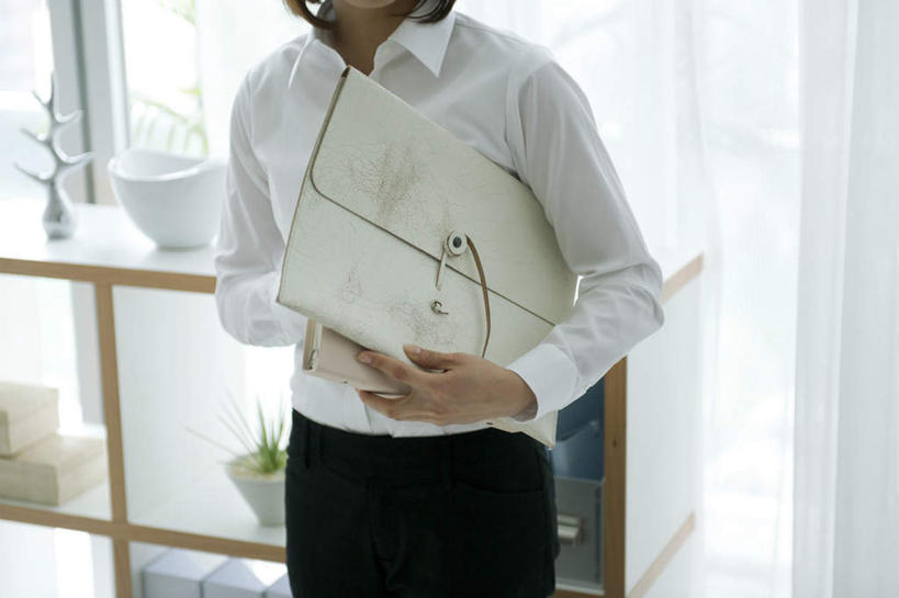 东方人,头发,一个人,商务人士,商务男性,栏杆,站,捧,摸,横图,室内,白天,正面,衬衫,草地,草坪,植物,窗户,落地窗,亚洲,仅一个男性,仅一个人,抚摸,握,阴影,套装,光线,材料,档案,盆栽,文件,影子,墙,围栏,领带,盆景,拿,拿着,黄种人,护栏,玻璃窗,墙壁,墙面,草,仅一个年轻男性,绿色,白色,黑色,阳光,自然,资料,站着,握着,生长,成长,文档,商务装,工薪阶层,男人,男性,年轻男性,亚洲人,白领,上班族,触摸,端,端着,接触,捧着,手捧,站立,半身,彩图,衬衣