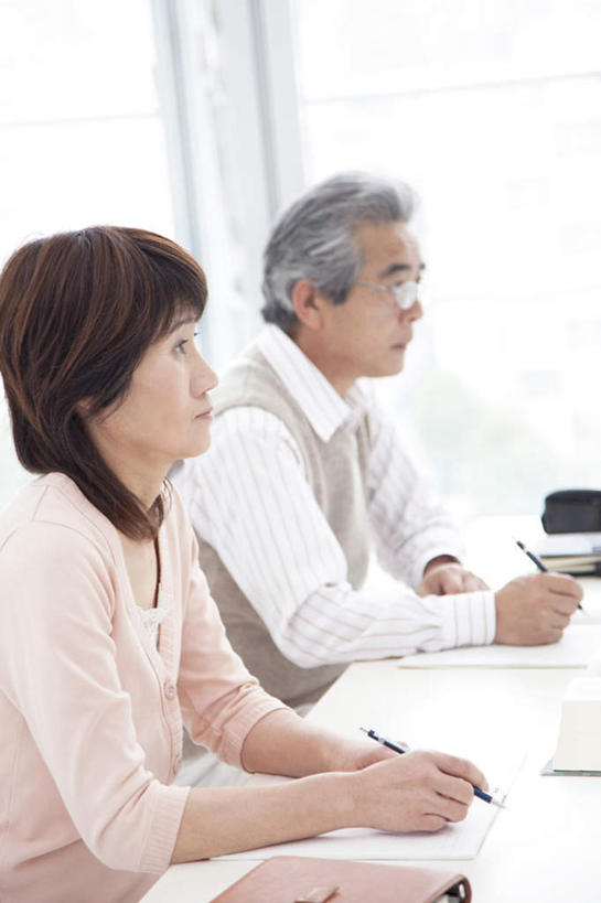 东方人,头发,两个人,家庭,夫妻,坐,笑,微笑,露齿笑,竖图,室内,白天,侧面,爱情,电脑,笔记本电脑,窗户,落地窗,桌子,亚洲,握,写,阴影,服装,光线,网络,笔,材料,档案,文件,影子,办公桌,办公用品,浪漫,拿,拿着,注视,休闲装,黄种人,通讯设备,玻璃窗,文具,衣服,粉色,白色,阳光,学习用品,资料,观察,记录,看,靠,靠着,倚靠,休闲,温暖,温馨,一家人,休闲服,恩爱,握着,恋人,服饰,观看,文具用品,和睦,察看,无线,倚着,关注,文档,通信设备,无线网络,无线上网,便携式电脑,手提电脑,老年男性,老年女性,男人,男性,女人,女性,亚洲人,夫妇,情侣,坐着,半身,彩图,伴侣,融洽