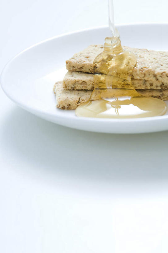 点心,蜂蜜,无人,竖图,俯视,室内,特写,白天,白色背景,桌面,餐具,三块,一堆,一排,阴影,堆叠,堆积,整齐,光线,碟子,盘,液体,影子,食品,甜点,甜品,食物,糕点,排列,黄色,阳光,盘子,碟,甜食,摄影,流动,影棚,堆,队列,彩图,高角度拍摄,影棚拍摄,拍摄