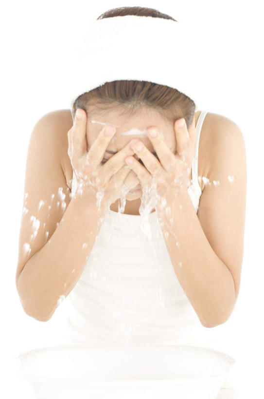 东方人,一个人,站,举,摸,竖图,俯视,室内,白天,水,亚洲,仅一个年轻女性,仅一个女性,仅一个人,抚摸,弯腰,飞溅,服装,溅,束发带,液体,水滴,休闲装,黄种人,水珠,一个,衣服,白色,低头,托,站着,休闲,休闲服,服饰,单个,喷洒,弯身,年轻女性,女人,女性,亚洲人,触摸,接触,举起,举手,举着,清洗,向上举,向上伸,向上托,站立,半身,彩图,高角度拍摄