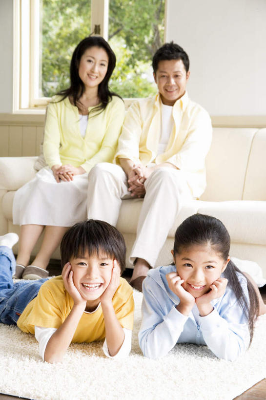 东方人,儿童,头发,两个人,家庭,夫妻,母亲,父亲,女儿,儿子,客厅,坐,笑,摸,微笑,露齿笑,竖图,室内,白天,正面,爱情,旅游,度假,纯洁,植物,窗户,靠垫,沙发,亚洲,撑,抚摸,阴影,服装,光线,影子,墙,靠枕,浪漫,托腮,注视,休闲装,黄种人,娱乐,玻璃窗,墙壁,墙面,树,树木,小孩,衣服,黄色,蓝色,绿色,黑色,阳光,自然,垫子,枕头,观察,看,趴着,托,享受,休闲,温暖,温馨,父子,母女,一家人,休闲服,恩爱,放松,父爱,可爱,母爱,童年,童趣,恋人,服饰,生长,成长,观看,和睦,察看,起居室,撑着,关注,托下巴,布艺沙发,童真,烂漫,无邪,天真,男孩,男人,男性,年轻男性,年轻女性,女孩,女人,女性,亚洲人,孩子,夫妇,情侣,触摸,接触,趴,坐着,半身,彩图,伴侣,融洽,男生,女生