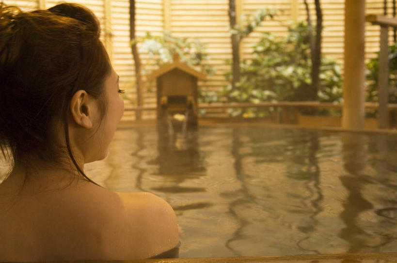 东方人,头发,一个人,坐,笑,微笑,露齿笑,横图,室内,白天,按摩,美容,水,植物,亚洲,仅一个年轻女性,仅一个女性,仅一个人,护肤,阴影,波纹,光线,盆栽,液体,影子,墙,水滴,盆景,扭头,注视,黄种人,裸露,墙壁,墙面,背面,绿色,黑色,水纹,阳光,自然,波浪,观察,看,转头,保养,享受,休闲,放松,SPA水疗,保健,温泉浴场,生长,成长,观看,察看,关注,裸,养颜,年轻女性,女人,女性,亚洲人,长发,矿泉疗养地,坐着,半身,彩图,水疗