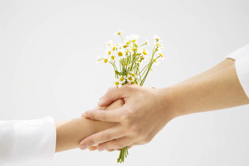 东方人,手,两个人,家庭,夫妻,摸,横图,室内,白天,白色背景,侧面,爱情,快乐,幸福,亚洲,抚摸,握,盛开,传递,玛格丽特,浪漫,拿,花蕾,拿着,黄种人,雏菊,花,花瓣,花朵,鲜花,白色,花苞,花蕊,温暖,温馨,一家人,手部,菊花,恩爱,活力,握着,恋人,摄影,影棚,希望,和睦,坚强,和平,离别,延命菊,幸福花,春菊,马兰头花,暗恋,纯情,单恋,天真,男人,男性,年轻男性,年轻女性,女人,女性,亚洲人,夫妇,情侣,触摸,接触,半身,彩图,影棚拍摄,愉快,拍摄,伴侣,融洽