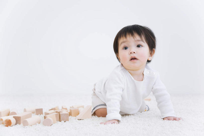 东方人,婴儿,儿童,头发,一个人,坐,笑,摸,微笑,露齿笑,横图,室内,白天,正面,婴儿服装,游戏,纯洁,智慧,玩具,亚洲,仅一个人,许多,抚摸,瓷砖,地砖,墙,地面,玩,扭头,注视,黄种人,娱乐,墙壁,墙面,小孩,白色,黑色,低头,观察,看,张嘴,转头,休闲,积木,可爱,益智,活泼,观看,活动,察看,思维,发泄,关注,消遣,智力,宝宝,想象,张大嘴巴,纯真,烂漫,无邪,宣泄,伶俐,天真,亚洲人,孩子,长发,张开嘴,触摸,接触,玩耍,嬉戏,坐着,彩图,全身,婴儿服,襁褓