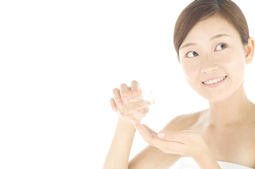 东方人,头发,一个人,站,捧,笑,摸,微笑,露齿笑,横图,室内,白天,白色背景,正面,浴袍,亚洲,仅一个年轻女性,仅一个女性,仅一个人,抚摸,阴影,光线,润肤露,液体,影子,褐色,扭头,涂抹,注视,黄种人,白色,阳光,观察,看,站着,转头,摄影,影棚,观看,察看,一瓶,关注,年轻女性,女人,女性,亚洲人,长发,触摸,端,端着,接触,捧着,手捧,站立,半身,彩图,影棚拍摄,汤帷子,浴衣,拍摄