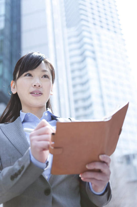 东方人,头发,一个人,商务人士,商务女性,高楼大厦,站,捧,笑,微笑,露齿笑,竖图,室外,白天,仰视,衬衫,旅游,度假,大厦,建筑,摩天大楼,亚洲,仅一个年轻女性,仅一个女性,仅一个人,一本,握,写,套装,笔,褐色,办公用品,记事本,拿,拿着,注视,黄种人,娱乐,文具,黑色,本子,笔记本,学习用品,低头,观察,记录,看,站着,享受,休闲,放松,握着,观看,文具用品,一支,察看,关注,商务装,工薪阶层,年轻女性,女人,女性,亚洲人,长发,白领,上班族,端,端着,捧着,手捧,站立,半身,彩图,低角度拍摄,衬衣,大楼,高层建筑,高楼,摩天楼