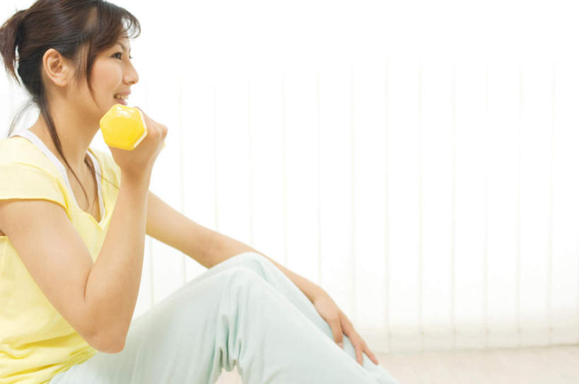 东方人,头发,一个人,坐,举,笑,微笑,露齿笑,横图,室内,白天,侧面,锻炼,运动,地板,哑铃,亚洲,仅一个年轻女性,仅一个女性,仅一个人,握,阴影,服装,光线,影子,墙,地面,拿,拿着,注视,休闲装,黄种人,娱乐,运动器械,木地板,墙壁,墙面,一个,衣服,黑色,阳光,观察,看,托,享受,休闲,休闲服,健身器械,放松,握着,服饰,单个,观看,察看,关注,健身器材,室内运动,年轻女性,女人,女性,亚洲人,长发,举起,举手,举着,向上举,向上伸,向上托,坐着,半身,彩图,健身,运动器材