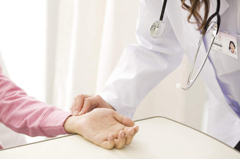 东方人,两个人,伙伴,朋友,医生,病人,医院,躺,摸,横图,俯视,室内,白天,友谊,窗户,落地窗,名片,亚洲,一张,撑,抚摸,弯腰,阴影,服装,光线,信息,影子,联系,休闲装,黄种人,玻璃窗,一个,衣服,粉色,阳光,卡片,听诊器,按,医护人员,医疗人员,休闲,休闲服,伸手,服饰,单个,医疗设备,撑着,白大褂,身份,医疗机构,弯身,名刺,名帖,交往,卧着,友情,男人,男性,年轻男性,年轻女性,女人,女性,亚洲人,大夫,患者,就医者,触摸,接触,躺着,卧,半身,彩图,高角度拍摄,商业,病院,诊所