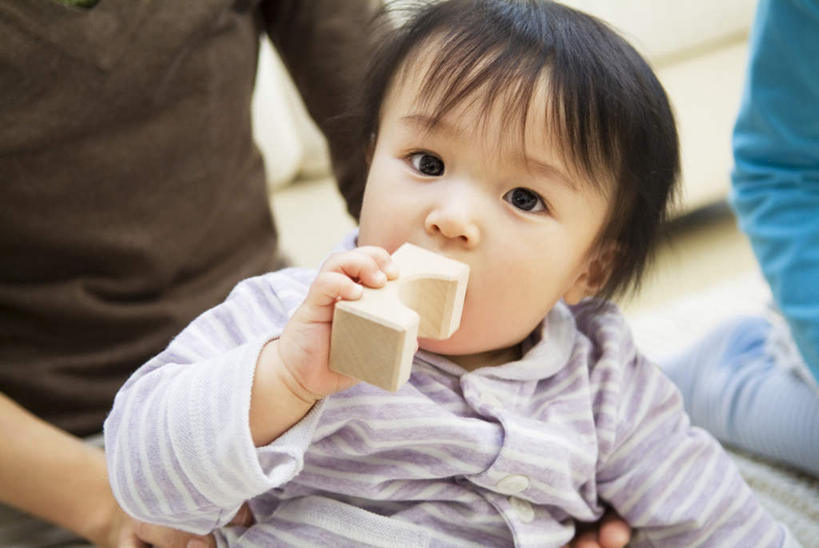 东方人,儿童,头发,三个人,家庭,夫妻,母亲,父亲,女儿,坐,抱,笑,摸,微笑,露齿笑,横图,俯视,室内,白天,爱情,游戏,纯洁,智慧,沙发,玩具,亚洲,许多,抚摸,握,咬,条纹,服装,木制,浪漫,拿,玩,拿着,注视,休闲装,黄种人,娱乐,小孩,衣服,蓝色,黑色,木制品,观察,看,休闲,温暖,温馨,父女,母女,三口之家,一家人,休闲服,积木,恩爱,父爱,可爱,母爱,童年,童趣,益智,握着,恋人,服饰,抱着,观看,活动,咬着,和睦,察看,搂着,思维,发泄,关注,消遣,智力,想象,布艺沙发,童真,烂漫,无邪,宣泄,天真,男人,男性,年轻男性,年轻女性,女孩,女人,女性,亚洲人,孩子,年轻人,夫妇,情侣,触摸,怀抱,接触,搂,搂抱,玩耍,嬉戏,相抱,拥抱,坐着,半身,彩图,高角度拍摄,伴侣,融洽,女生