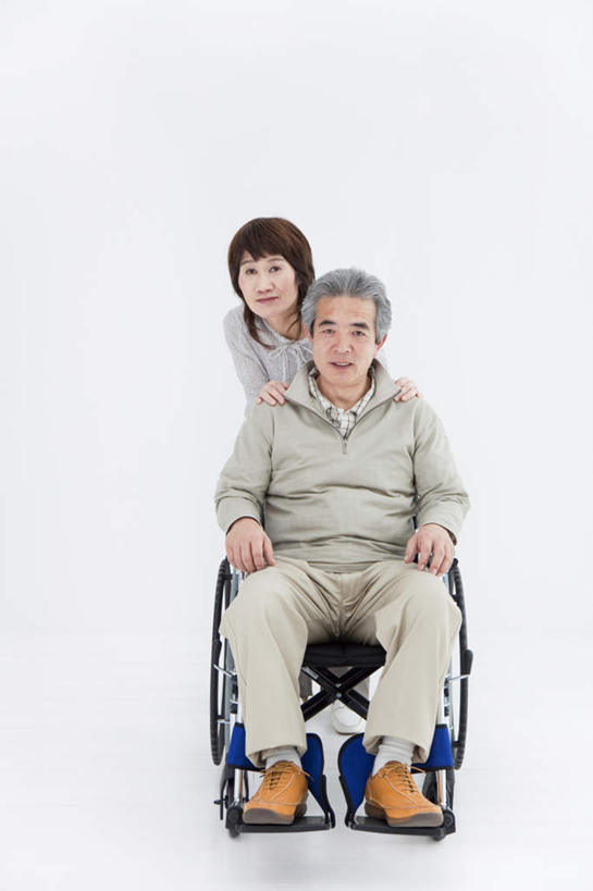东方人,头发,两个人,家庭,父亲,女儿,站,坐,笑,摸,微笑,露齿笑,竖图,室内,白天,白色背景,正面,亚洲,抚摸,阴影,光线,瓷砖,地砖,工具,影子,墙,地面,注视,黄种人,墙壁,墙面,一个,白色,黑色,阳光,轮椅,复健,观察,看,靠,靠着,倚靠,站着,康复,温暖,温馨,父女,一家人,器械,父爱,摄影,影棚,单个,观看,和睦,察看,医疗设备,倚着,关注,医疗器械,医疗工具,辅助设备,老年男性,男人,男性,年轻女性,女人,女性,亚洲人,触摸,接触,站立,坐着,彩图,全身,影棚拍摄,拍摄,融洽