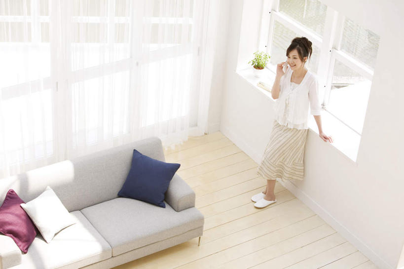 东方人,一个人,站,笑,打电话,微笑,露齿笑,横图,俯视,室内,白天,植物,窗户,窗帘,靠垫,落地窗,沙发,电话,手机,亚洲,仅一个年轻女性,仅一个女性,仅一个人,一双,装饰,盆栽,墙,靠枕,盆景,黄种人,通讯设备,玻璃窗,墙壁,墙面,三个,一个,红色,蓝色,绿色,白色,自然,抱枕,拖鞋,枕头,靠,靠着,倚靠,站着,生长,单个,成长,华丽,修饰,点缀,倚着,布艺沙发,一部,衬托,美观,雅致,雅观,交流,年轻女性,女人,女性,亚洲人,沟通,通话,站立,彩图,高角度拍摄,全身