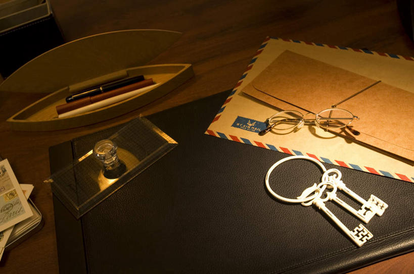 无人,横图,俯视,室内,白天,安全,桌子,一副,木制,笔,信封,眼镜,办公桌,办公用品,防护,钢笔,钥匙,三把,盒子,文具,一个,红色,白色,黑色,木制品,学习用品,垫子,单个,保护,文具用品,三支,开启,封闭,保险,私密,近视眼镜,保全,周全,安稳,安定,防盗,两封,平安,彩图,高角度拍摄