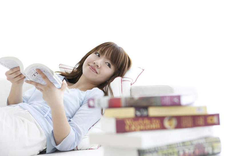 东方人,一个人,笑,微笑,横图,室内,白天,侧面,看书,阅读,书籍,亚洲,仅一个年轻女性,仅一个女性,仅一个人,许多,握,学习,拿,拿着,注视,黄种人,书本,观察,看,读书,浏览,握着,观看,察看,关注,年轻女性,女人,女性,亚洲人,书,图书,半身,彩图