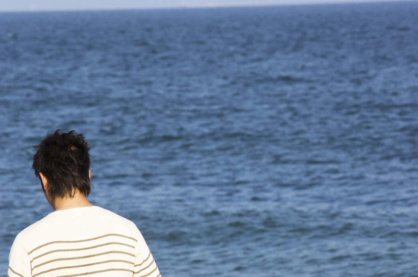 东方人,一个人,走,横图,室外,白天,旅游,度假,海浪,海洋,亚洲,仅一个男性,仅一个人,浪花,云,云朵,云彩,黄种人,娱乐,仅一个年轻男性,背面,蓝色,白云,蓝天,天空,海水,天,享受,休闲,放松,晴朗,海景,男人,男性,年轻男性,亚洲人,大海,风浪,海,海水的波动,近岸浪,涌浪,晴空,步行,散步,走路,半身,彩图