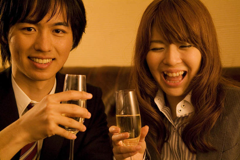 葡萄酒,东方人,两个人,笑,微笑,大笑,露齿笑,横图,室内,特写,白天,正面,爱情,奢侈,快乐,兴奋,沙发,杯子,亚洲,握,高脚杯,墙,浪漫,拿,拿着,黄种人,墙壁,墙面,玻璃制品,酒,饮料,黄色,黑色,酒杯,香槟,张嘴,温暖,温馨,恩爱,诱惑,握着,恋人,和睦,张大嘴巴,布艺沙发,香槟杯,哈哈大笑,气泡酒,起泡酒,汽酒,男人,男性,年轻男性,年轻女性,女人,女性,亚洲人,情侣,玻璃杯,张开嘴,半身,彩图,高兴,欢笑,狂笑,伴侣,融洽