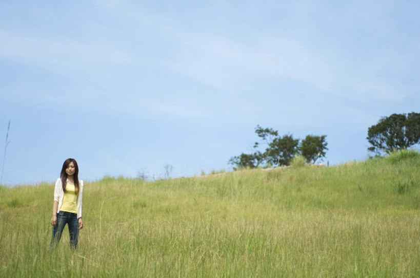 东方人,一个人,站,横图,室外,白天,正面,旅游,度假,草地,草坪,美景,植物,亚洲,仅一个年轻女性,仅一个女性,仅一个人,景观,云,云朵,云彩,注视,黄种人,娱乐,草,树,树木,蓝色,绿色,白云,蓝天,天空,自然,天,观察,看,站着,享受,休闲,景色,放松,生长,晴朗,成长,观看,察看,关注,自然风光,年轻女性,女人,女性,亚洲人,晴空,站立,彩图,全身