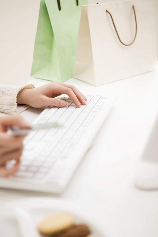 东方人,一个人,竖图,俯视,室内,白天,购物,信用卡,消费,鼠标,键盘,桌子,袋子,亚洲,仅一个年轻女性,仅一个女性,仅一个人,一张,敲打,握,包装袋,手提袋,购物袋,拿,拿着,黄种人,输入,输入设备,通讯设备,两个,绿色,白色,打字,卡,握着,储蓄卡,金融,点击,敲击,购买,通信设备,贸易,银行卡,按键,年轻女性,女人,女性,亚洲人,半身,彩图,高角度拍摄