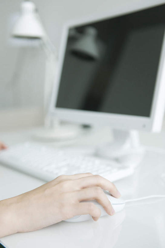 东方人,手,一个人,竖图,俯视,室内,特写,白天,电脑,显示器,鼠标,键盘,台灯,桌子,照明,亚洲,仅一个年轻女性,仅一个女性,仅一个人,握,网络,灯光,拿,拿着,黄种人,输入设备,通讯设备,书桌,灯,白色,课桌,灯具,手部,台式电脑,握着,照亮,照明设备,通信设备,输出设备,年轻女性,女人,女性,亚洲人,半身,彩图,高角度拍摄