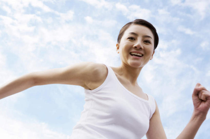 东方人,一个人,跑,笑,微笑,露齿笑,横图,室外,白天,仰视,锻炼,运动,亚洲,仅一个年轻女性,仅一个女性,仅一个人,云,云朵,云彩,注视,黄种人,蓝色,白云,蓝天,天空,天,观察,看,晴朗,观看,察看,关注,体育,年轻女性,女人,女性,亚洲人,晴空,跑步,半身,彩图,低角度拍摄,健身