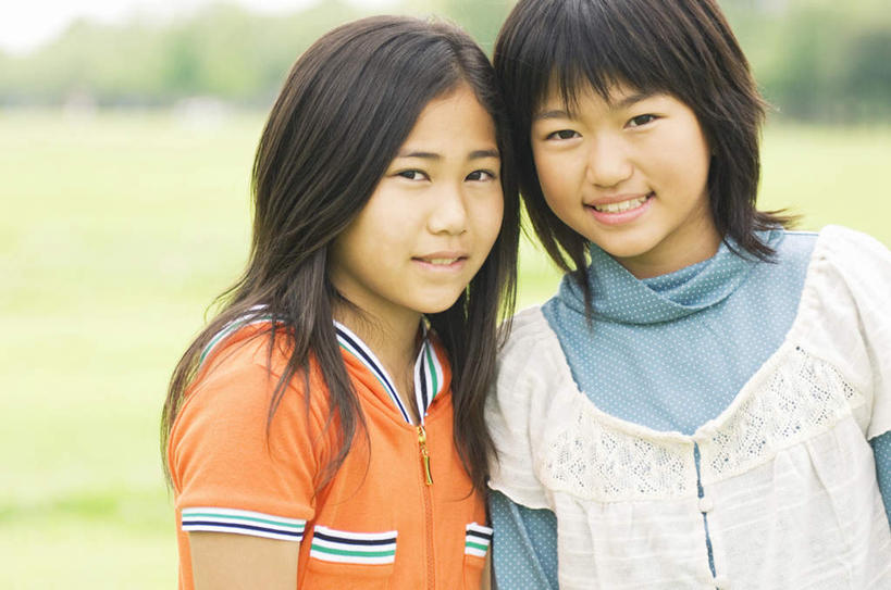 东方人,儿童,两个人,站,笑,微笑,露齿笑,横图,室外,白天,正面,纯洁,草地,草坪,树林,植物,亚洲,云,云朵,云彩,黄种人,草,树,树木,小孩,蓝色,绿色,白云,蓝天,天空,自然,天,站着,可爱,童年,童趣,生长,晴朗,成长,童真,烂漫,无邪,天真,女孩,女人,女性,亚洲人,晴空,站立,半身,彩图,女生