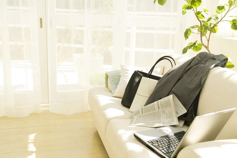 无人,横图,俯视,室内,白天,西装,电脑,笔记本电脑,植物,窗帘,床,地板,靠垫,沙发,报纸,一张,套装,正装,装饰,网络,信息,英文,包,标志,材料,档案,公文包,盆栽,文件,文字,字符,字母,床单,靠枕,盆景,地面,职业装,通讯设备,被子,标识,木地板,一个,绿色,白色,灰色,自然,资料,抱枕,枕头,一件,单人床,生长,单个,成长,公事包,英文字母,新闻,华丽,修饰,点缀,无线,被单,文档,通信设备,无线网络,布艺沙发,无线上网,便携式电脑,衬托,美观,雅致,雅观,手提电脑,彩图,高角度拍摄,报刊