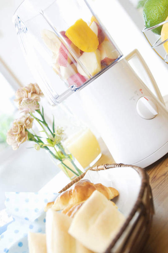 点心,面包,无人,竖图,室内,白天,正面,窗户,桌子,康乃馨,苹果,柠檬,许多,切片,装饰,木制,篮子,墙,食品,面点,榨汁机,玻璃窗,墙壁,墙面,食物,糕点,两朵,一个,黄色,红色,白色,木制品,竹篮,单个,华丽,修饰,点缀,衬托,美观,雅致,雅观,麝香石竹,石竹,香石竹,益母果,柠果,彩图