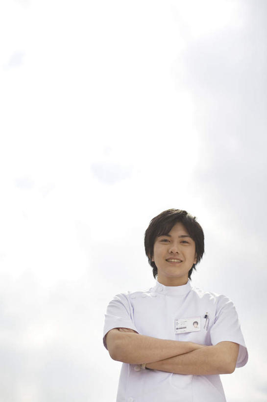 东方人,一个人,护士,站,笑,双手交叉,微笑,露齿笑,竖图,室外,白天,白色背景,仰视,亚洲,仅一个男性,仅一个人,黄种人,仅一个年轻男性,站着,双手抱胸,白衣天使,男人,男性,年轻男性,亚洲人,站立,半身,彩图,低角度拍摄