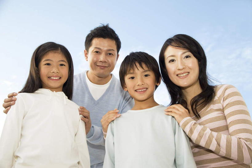 东方人,手,四个人,家庭,站,笑,微笑,露齿笑,横图,室外,白天,仰视,纯洁,亚洲,服装,云,云朵,云彩,休闲装,黄种人,衣服,蓝色,白云,蓝天,天空,天,站着,休闲,温暖,温馨,一家人,手部,休闲服,可爱,童年,童趣,搭,服饰,晴朗,和睦,搭着,童真,烂漫,无邪,天真,男孩,男人,男性,年轻男性,年轻女性,女孩,女人,女性,亚洲人,晴空,站立,半身,彩图,低角度拍摄,融洽
