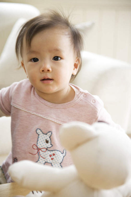 东方人,婴儿,儿童,一个人,坐,竖图,俯视,室内,白天,纯洁,沙发,亚洲,仅一个人,瓷砖,墙,注视,黄种人,墙壁,墙面,小孩,白色,观察,看,可爱,活泼,观看,察看,关注,宝宝,布艺沙发,纯真,烂漫,无邪,伶俐,天真,亚洲人,孩子,坐着,半身,彩图,高角度拍摄