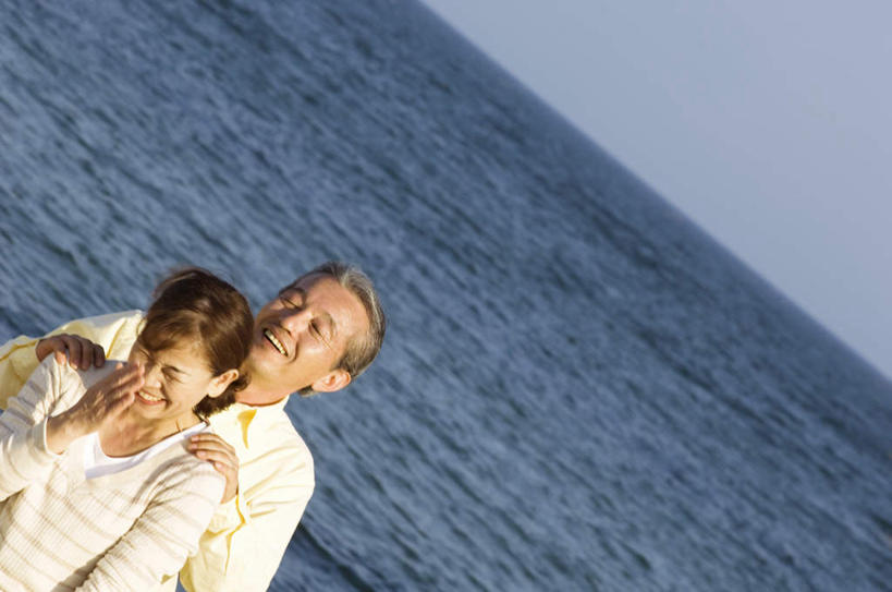 东方人,鼻子,手,两个人,夫妻,站,闭眼,横图,俯视,室外,白天,爱情,海浪,海洋,亚洲,一排,浪花,云,云朵,浪漫,云彩,黄种人,肩膀,排列,蓝色,白云,蓝天,天空,海水,天,站着,手部,恩爱,搭,恋人,晴朗,搭着,队列,海景,老年男性,老年女性,男人,男性,女人,女性,亚洲人,夫妇,情侣,大海,风浪,海,海水的波动,近岸浪,涌浪,晴空,闭眼睛,闭着眼,闭着眼睛,站立,半身,彩图,高角度拍摄,伴侣