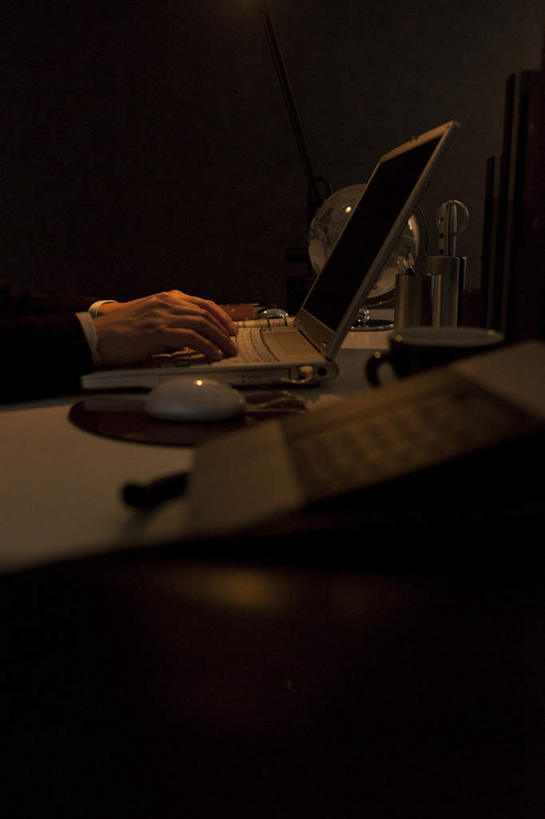 东方人,一个人,竖图,室内,夜晚,侧面,电脑,笔记本电脑,鼠标,键盘,海洋,桌子,杯子,亚洲,仅一个男性,仅一个人,敲打,透明,网络,笔,瓷器,世界地图,办公桌,地球,陆地,办公用品,咖啡杯,鼠标垫,陶瓷制品,全球,黄种人,输入,输入设备,通讯设备,文具,仅一个年轻男性,一个,学习用品,垫子,打字,球体,水晶球,地理,国家,单个,点击,敲击,文具用品,两台,大陆,世界,无线,瓷杯,通信设备,无线网络,无线上网,便携式电脑,按键,手提电脑,男人,男性,年轻男性,亚洲人,半身,彩图,大洋,大洲