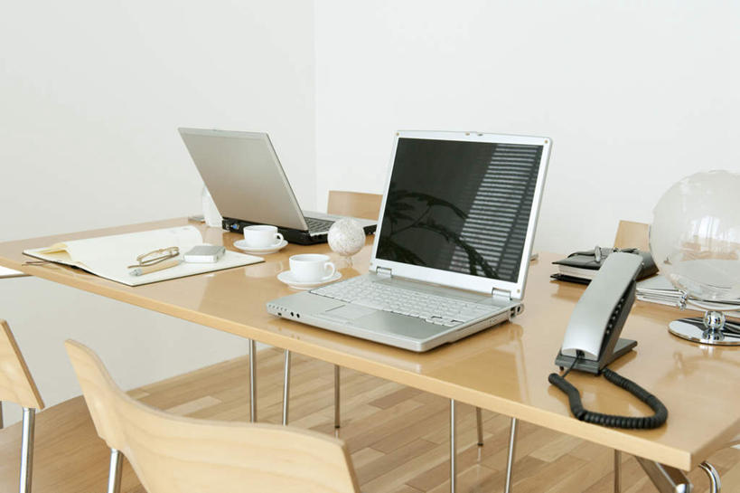 无人,打电话,横图,俯视,室内,白天,仪器,海洋,桌子,地图,电话,椅子,透明,网格,木制,笔,地球仪,线条,世界地图,办公桌,地球,陆地,办公用品,记事本,水晶,全球,通讯设备,球,文具,一个,白色,黑色,本子,笔记本,话筒,会议椅,经纬线,模型,木制品,学习用品,两只,球体,电话线,水晶球,地理,国家,单个,两本,办公椅,文具用品,大陆,世界,纬线,版图,经线,经纬仪,一部,地理学,商务椅,培训椅,交流,电话机,沟通,通话,彩图,高角度拍摄,大洋,大洲