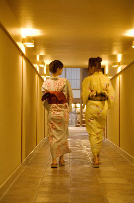 东方人,两个人,伙伴,朋友,栏杆,走,竖图,室内,白天,民族服装,友谊,楼梯,浴室,照明,亚洲,和服,瓷砖,地砖,扶手,阶梯,墙,灯光,地面,黄种人,护栏,顶灯,墙壁,墙面,台阶,灯,背面,灯具,服饰,照亮,照明设备,吴服,唐草,唐花,唐锦,友情,年轻女性,女人,女性,亚洲人,步行,散步,走路,彩图,全身,传统服装,民俗服