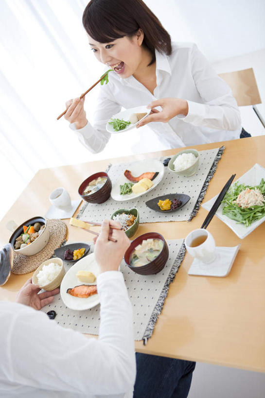 东方人,两个人,夫妻,客厅,坐,笑,吃,微笑,露齿笑,竖图,俯视,室外,白天,爱情,烹饪,餐桌,窗帘,筷子,桌子,蔬菜,餐具,椅子,亚洲,许多,握,新鲜,木制,碟子,盘,木椅,日本料理,料理,食品,浪漫,拿,两双,拿着,黄种人,菜肴,美食,食物,盘子,木制品,碟,碗,日式料理,日式,恩爱,握着,恋人,佳肴,有机食品,绿色食品,餐台,起居室,膳食,男人,男性,年轻男性,年轻女性,女人,女性,亚洲人,夫妇,情侣,嚼,食,坐着,半身,彩图,高角度拍摄,伴侣