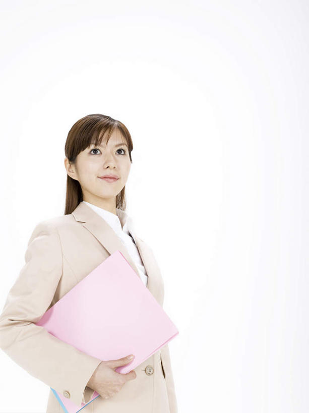 东方人,一个人,商务人士,商务女性,站,捧,笑,微笑,竖图,室内,白天,白色背景,仰视,亚洲,仅一个年轻女性,仅一个女性,仅一个人,套装,材料,档案,文件,黄种人,资料,站着,摄影,影棚,文档,商务装,工薪阶层,年轻女性,女人,女性,亚洲人,白领,上班族,端,端着,捧着,手捧,站立,半身,彩图,低角度拍摄,影棚拍摄,拍摄
