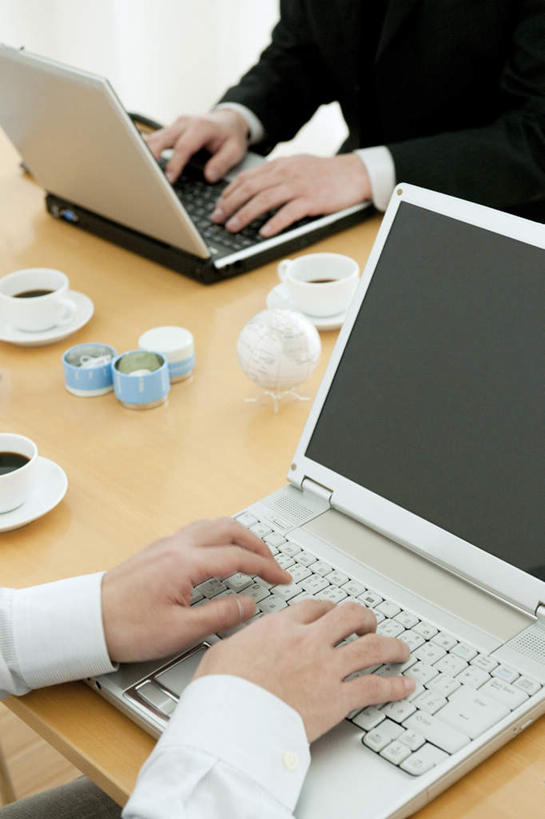 咖啡,东方人,两个人,同事,办公室,竖图,俯视,室内,白天,幸福,成功,合作,团队,集体,信心,电脑,笔记本电脑,仪器,海洋,家具,桌子,杯子,餐具,地图,亚洲,敲打,网格,网络,木制,瓷器,地球仪,碟子,盘,线条,世界地图,办公桌,地球,陆地,咖啡杯,陶瓷制品,两杯,全球,黄种人,娱乐,输入,通讯设备,队伍,盒子,球,饮料,两个,三个,一个,盘子,经纬线,模型,木制品,碟,打字,享受,休闲,球体,温馨,放松,乐趣,地理,国家,单个,点击,敲击,大陆,世界,提神,无线,领导,舒适,成就,瓷杯,醒脑,通信设备,无线网络,纬线,合伙,领袖,版图,经线,无线上网,便携式电脑,经纬仪,地理学,办公家具,软饮料,按键,手提电脑,男人,男性,年轻男性,亚洲人,半身,彩图,高角度拍摄,大洋,大洲