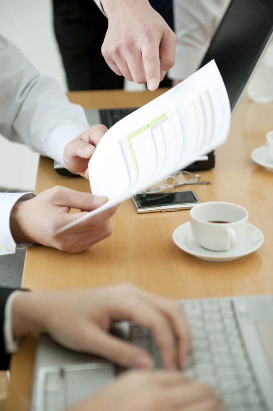 咖啡,东方人,三个人,办公室,竖图,俯视,室内,白天,幸福,电脑,笔记本电脑,键盘,家具,桌子,杯子,餐具,亚洲,一张,敲打,握,指,网络,木制,材料,瓷器,档案,碟子,盘,文件,办公桌,咖啡杯,陶瓷制品,一杯,拿,拿着,黄种人,娱乐,输入,输入设备,通讯设备,饮料,两个,盘子,木制品,资料,碟,打字,享受,休闲,温馨,放松,乐趣,握着,点击,敲击,两台,提神,无线,指着,舒适,文档,瓷杯,醒脑,通信设备,无线网络,无线上网,便携式电脑,办公家具,软饮料,按键,手提电脑,男人,男性,年轻男性,亚洲人,半身,彩图,高角度拍摄