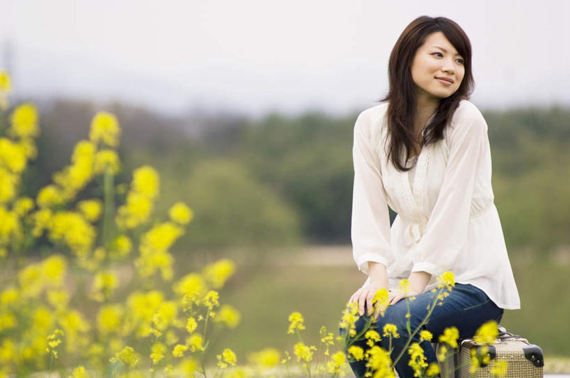 东方人,手,膝盖,一个人,坐,横图,室外,白天,正面,旅游,度假,草地,草坪,花海,花圃,树林,植物,叶子,亚洲,仅一个年轻女性,仅一个女性,仅一个人,许多,盛开,拉杆箱,旅行箱,云,云朵,花蕾,云彩,黄种人,娱乐,草,花,花瓣,花朵,花卉,鲜花,树,树木,黄色,蓝色,绿色,白云,蓝天,天空,自然,行李箱,箱子,花丛,花束,花田,天,花苞,花蕊,享受,休闲,放松,搭,生长,晴朗,成长,出差,搭着,年轻女性,女人,女性,亚洲人,晴空,坐着,半身,彩图,旅行