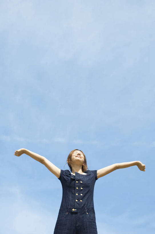 东方人,一个人,站,举,闭眼,笑,微笑,竖图,室外,白天,仰视,亚洲,仅一个年轻女性,仅一个女性,仅一个人,黄种人,衣服,蓝色,蓝天,天空,天,托,站着,放松,年轻女性,女人,女性,亚洲人,闭眼睛,闭着眼,闭着眼睛,举起,举手,举着,向上举,向上伸,向上托,站立,半身,彩图,低角度拍摄