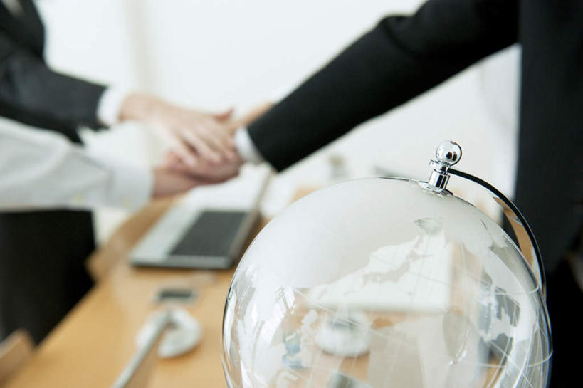 东方人,三个人,伙伴,朋友,商务人士,商务男性,商务女性,办公室,站,握手,横图,俯视,室内,白天,衬衫,友谊,合作,团队,电脑,笔记本电脑,仪器,海洋,家具,桌子,地图,椅子,亚洲,套装,朦胧,模糊,网格,网络,地球仪,线条,世界地图,办公桌,地球,陆地,全球,黄种人,通讯设备,球,两个,一个,会议椅,经纬线,模型,站着,球体,战略,地理,国家,单个,一台,办公椅,大陆,世界,无线,通信设备,商务装,无线网络,纬线,版图,经线,无线上网,便携式电脑,工薪阶层,经纬仪,地理学,办公家具,联合,合谋,商务椅,培训椅,配合,协作,手提电脑,男人,男性,年轻男性,年轻女性,女人,女性,亚洲人,白领,上班族,搀手,拉手,手搀手,手拉手,手牵手,手握手,站立,半身,彩图,高角度拍摄,衬衣,大洋,大洲