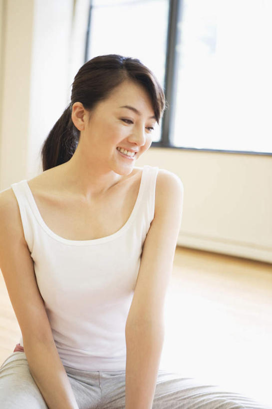 东方人,脸,头,脸颊,一个人,健身房,坐,笑,微笑,露齿笑,竖图,室内,特写,白天,正面,运动服,锻炼,运动,窗户,地板,亚洲,仅一个年轻女性,仅一个女性,仅一个人,墙,地面,黄种人,木地板,玻璃窗,墙壁,墙面,白色,体育,年轻女性,女人,女性,亚洲人,头部,脸部,脸蛋,面部,坐着,半身,彩图,健身,健身馆