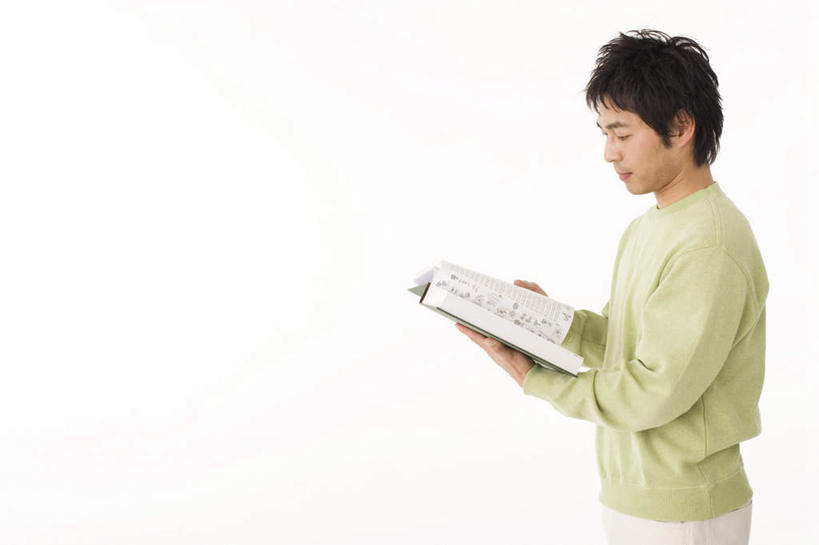 东方人,一个人,站,横图,室内,白天,白色背景,侧面,看书,阅读,书籍,亚洲,仅一个男性,仅一个人,学习,拿,拿着,黄种人,仅一个年轻男性,衣服,绿色,书本,看,站着,读书,浏览,摄影,影棚,男人,男性,年轻男性,亚洲人,书,图书,站立,半身,彩图,影棚拍摄,拍摄