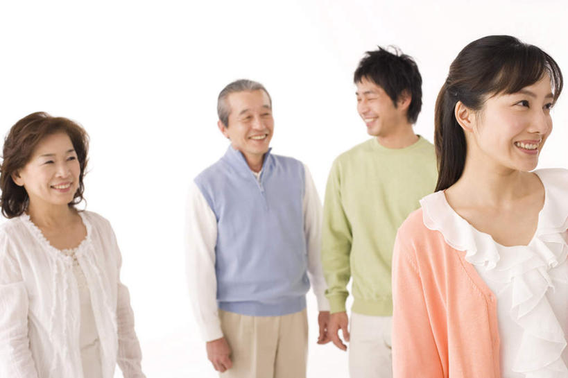 东方人,四个人,家庭,站,笑,微笑,露齿笑,横图,室外,白天,白色背景,正面,亚洲,服装,注视,休闲装,黄种人,衣服,观察,看,站着,休闲,温暖,温馨,一家人,休闲服,摄影,服饰,影棚,观看,和睦,察看,关注,老年男性,老年女性,男人,男性,年轻男性,年轻女性,女人,女性,亚洲人,站立,半身,彩图,影棚拍摄,拍摄,融洽